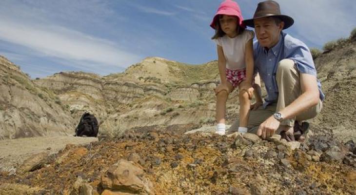 visitors_overlooking_outcrop_on_trail